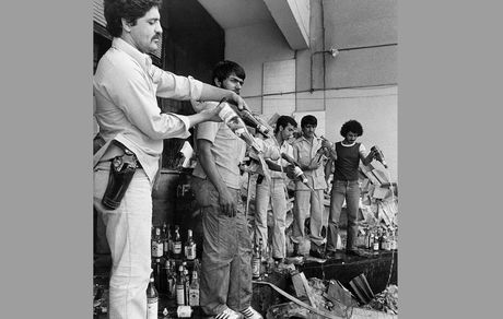 نابود کردن مشروبات الکلی هتل لاله پس از پیروزی انقلاب