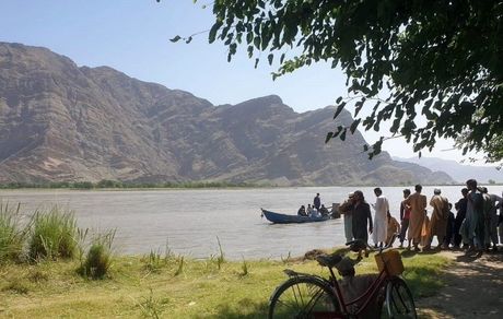 جان باختن ۲۰ نفر بر اثر واژگونی قایق در افغانستان