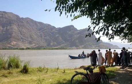 جان باختن ۲۰ نفر بر اثر واژگونی قایق در افغانستان