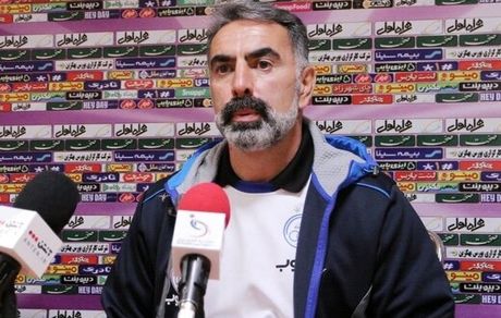 تبعید محمود فکری روی سکوها +عکس