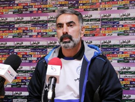تبعید محمود فکری روی سکوها +عکس