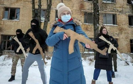 دختران جوان اوکراینی آماده جنگ با روسیه / عکس