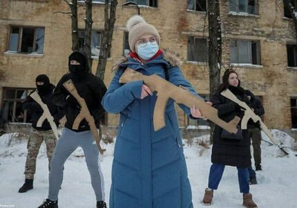 دختران جوان اوکراینی آماده جنگ با روسیه / عکس