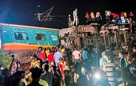 تلفات حادثه برخورد دو قطار در هند از ۲۰۰ تن گذشت