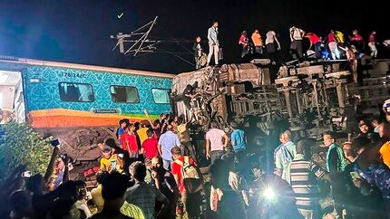 تلفات حادثه برخورد دو قطار در هند از ۲۰۰ تن گذشت
