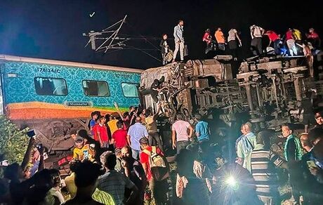 تلفات حادثه برخورد دو قطار در هند از ۲۰۰ تن گذشت