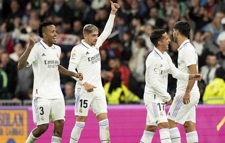 رئال مادرید باز هم برد این بار مقابل سویا / اینتر در دیداری پرگل، فیورنتینا را شکست داد