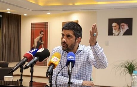 علیرضا دبیر: گرین کارتم را تحویل دادم / ویزای یک نفر هم صادر نشود به آمریکا نمی‌رویم