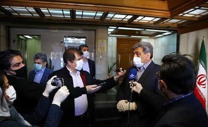 واکنش حناچی به شائبه‌ها درباره غیبت در هیات دولت