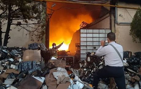 چندین انبار سازمان اموال تملیکی در آتش سوخت