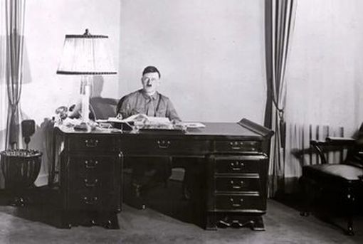 اولین عکس از داخل پناهگاه زیرزمینی هیتلر بعد از سقوط