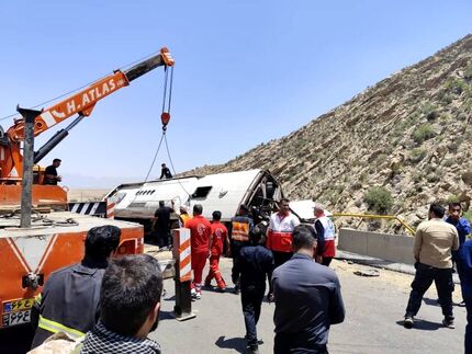 جان باختن ۲۱ مسافر بر اثر واژگونی اتوبوس در جاده فیروزآباد به کوار