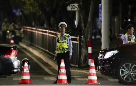 زخمی شدن ۲۰ چینی در برخورد یک خودرو با جمعیت