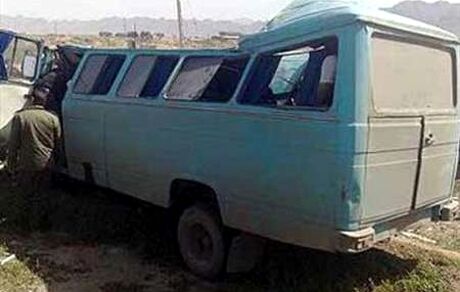 مصدومیت ۱۴ نفر در واژگونی یک مینی بوس در ملایر