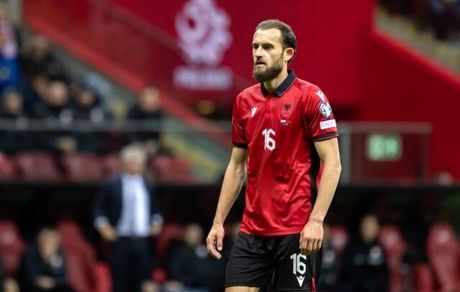 یک مهاجم آلبانیایی در راه تراکتور