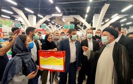 حضور رئیس جمهور در میادین و فروشگاه‌های سطح شهر و گفت و گو با مردم