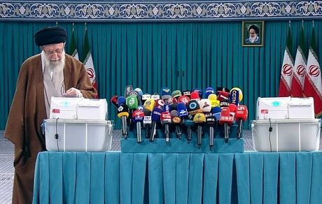 رهبر معظم انقلاب رای خود را به صندوق انداخت