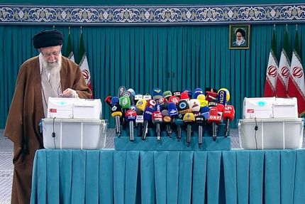 رهبر معظم انقلاب رای خود را به صندوق انداخت