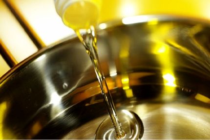 بخشی از روغن موجود در گمرک ترخیص شد