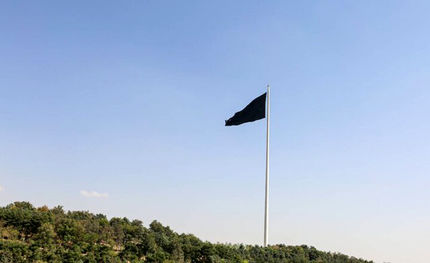 اهتزاز پرچم عزا بر فراز بلندترین برج پرچم کشور 