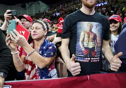 ویدیو| طرفداران ترامپ روی مخالفان خود اسلحه کشیدند!