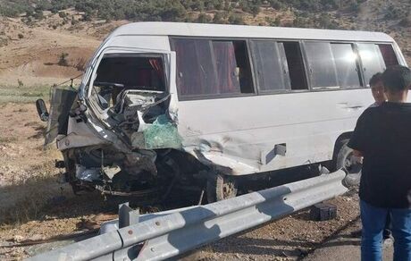 واژگونی یک دستگاه مینی‌بوس در پاکدشت ۸ مصدوم داشت