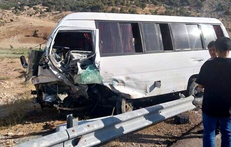 واژگونی یک دستگاه مینی‌بوس در پاکدشت ۸ مصدوم داشت