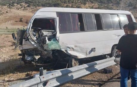 واژگونی یک دستگاه مینی‌بوس در پاکدشت ۸ مصدوم داشت