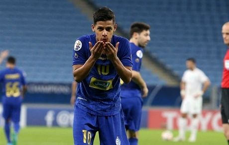 ستاره استقلال: اجازه قهرمان به استقلال ندادند