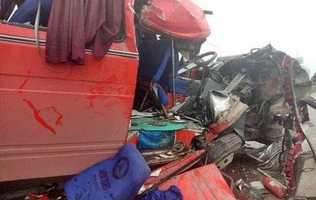 مصدومیت ۶ نفر در تصادف مینی‌بوس با نیسان در بزرگراه شهید آوینی