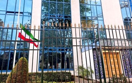 پرچم سفارت ایران در هلند نیمه افراشته شد