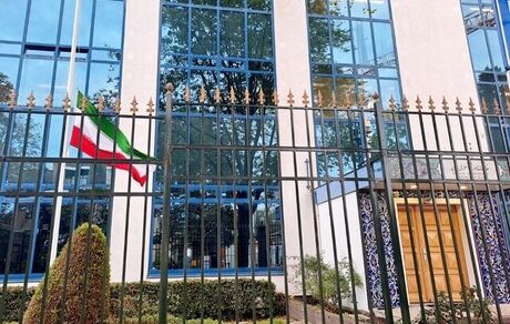 پرچم سفارت ایران در هلند نیمه افراشته شد