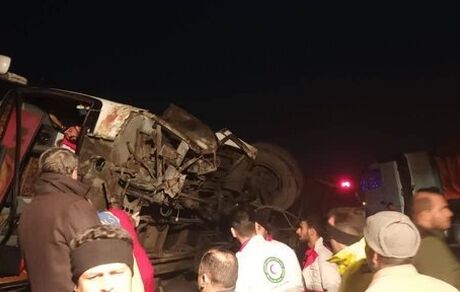 مصدوم شدن ۲۵ نفر در واژگونی اتوبوسی در جاده گرمسار