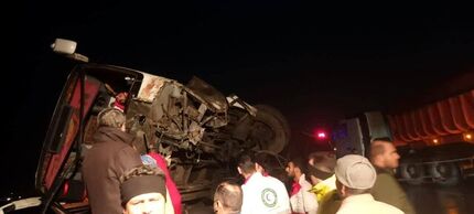 مصدوم شدن ۲۵ نفر در واژگونی اتوبوسی در جاده گرمسار