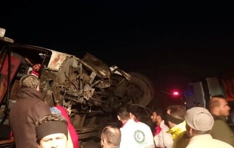 مصدوم شدن ۲۵ نفر در واژگونی اتوبوسی در جاده گرمسار