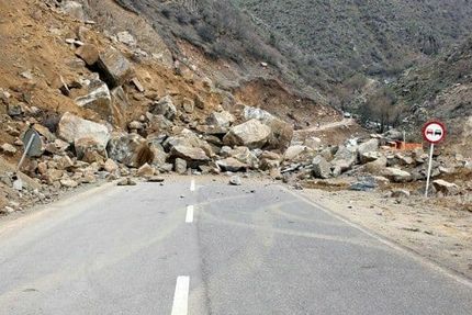 بارش شدید در آزادراه پل زال-خرم آباد: یک نفر ناپدید / عوارضی دریاچه شد