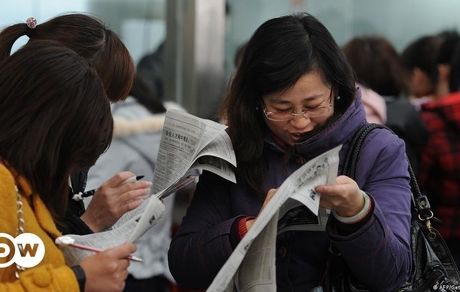بحران در چین: جوانان به دنبال یافتن امکان شغلی در آگهی‌های روزنامه