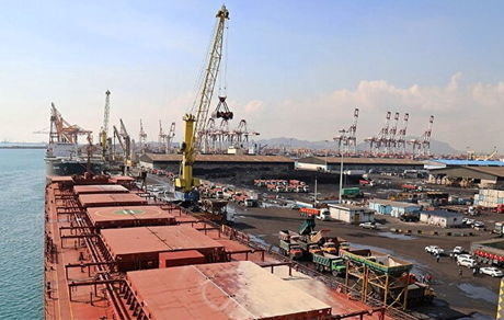 کشتی حامل ۷۰ هزار تن جو وارداتی پس از ماه‌ها معطلی در بندر شهید رجایی پهلو گرفت