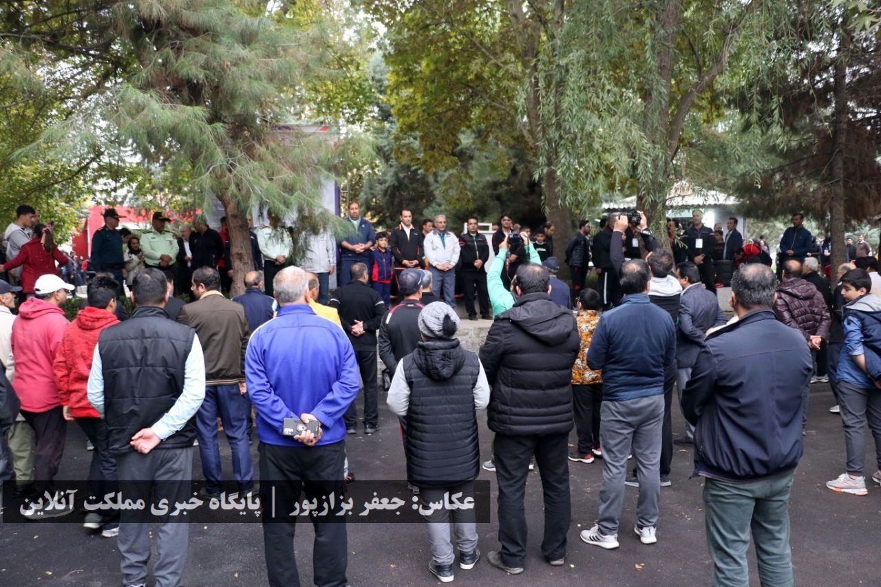 در یک هوای پاییزی، همایش پیاده‌روی خانوادگی در ارومیه برگزار شد