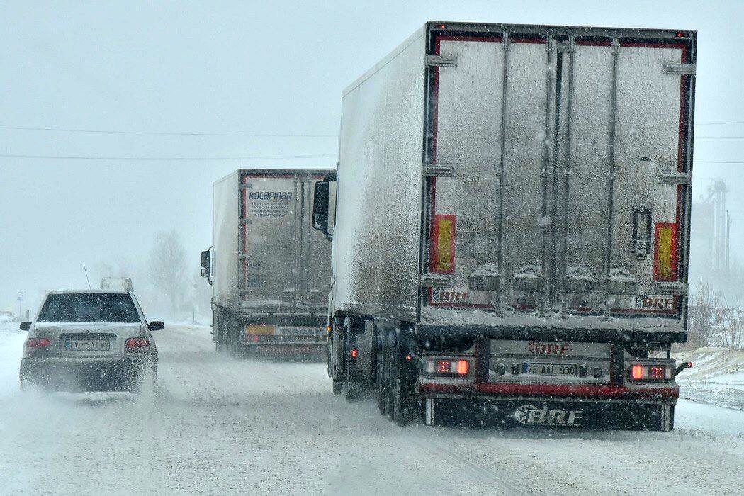 بازگشایی محورهای مواصلاتی آذریایجان‌غربی توسط راهداران
