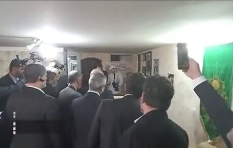 رئیس جمهور به مشهد رفت و ابتدا در خانه مادر شهید رئیسی حاضر شد