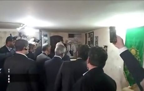 رئیس جمهور به مشهد رفت و ابتدا در خانه مادر شهید رئیسی حاضر شد