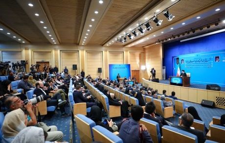 وعده‌های انتخاباتی داده شده را به یاد دارم و به آن وفادار خواهم بود / در تولید کاغذ خودکفا می‌شویم / به دنبال دلارزدایی از سفره مردم هستیم