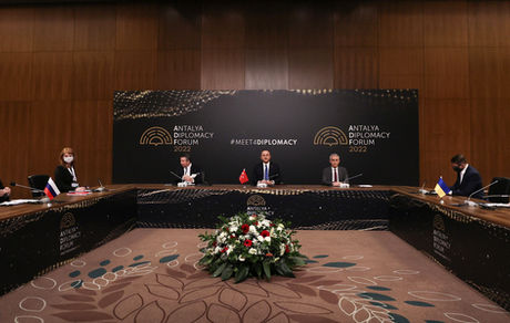 مذاکره وزرای خارجه روسیه و اوکراین در آنتالیای ترکیه:  پیشرفتی برای آتش بس حاصل نشد