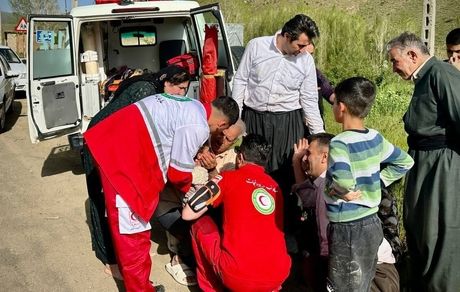 نجات کودک ۲ ساله در حال غرق شدن در رودخانه‌ای در مهاباد