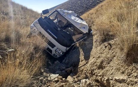 مصدومیت ۱۳ تن در حادثه واژگونی مینیبوس در جاده کامیاران کرمانشاه