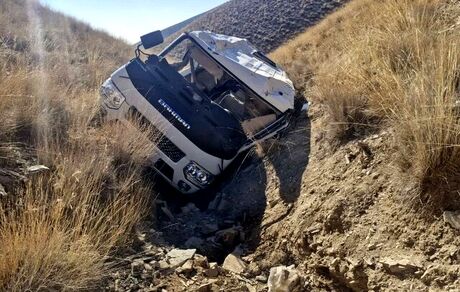 مصدومیت ۱۳ تن در حادثه واژگونی مینی‌بوس در جاده کامیاران کرمانشاه