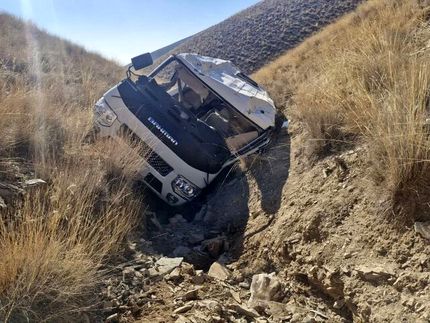 مصدومیت ۱۳ تن در حادثه واژگونی مینیبوس در جاده کامیاران کرمانشاه