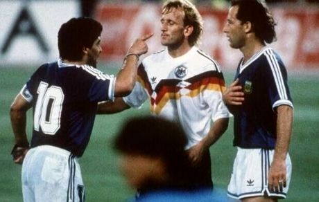 تبریک «مارادونا» به «کالدرون» در تولد ۶۰ سالگی