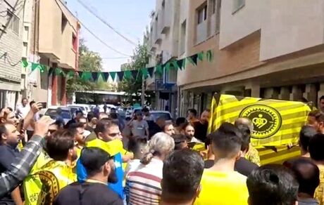 حضور اعتراض آمیز هواداران سپاهان مقابل استانداری اصفهان